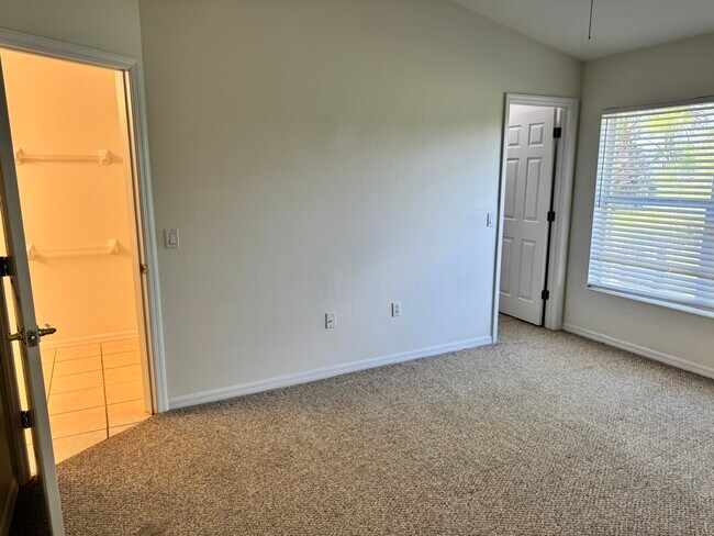 Building Photo - 860 Hampton Cir