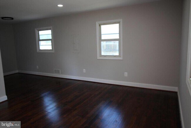Building Photo - 3404 Elmwood Dr