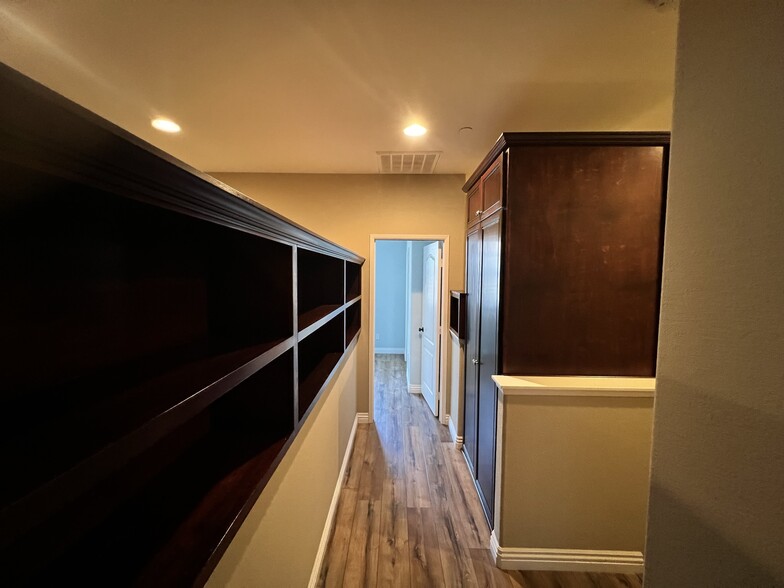 Upstairs hallway - 9931 Leavesly Trl