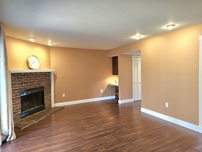 Building Photo - 37 Anderson Ct