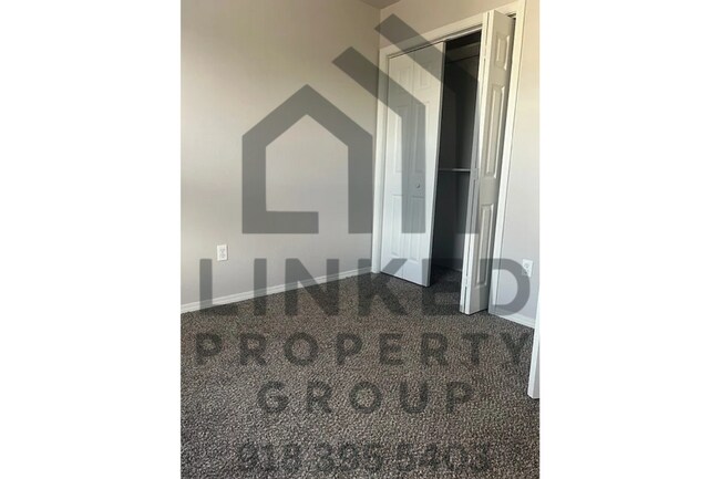 Building Photo - Townhome off Riverside in Tulsa!