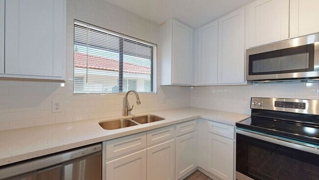 Building Photo - 3 bedroom 2 bath home situated on the Golf Course!