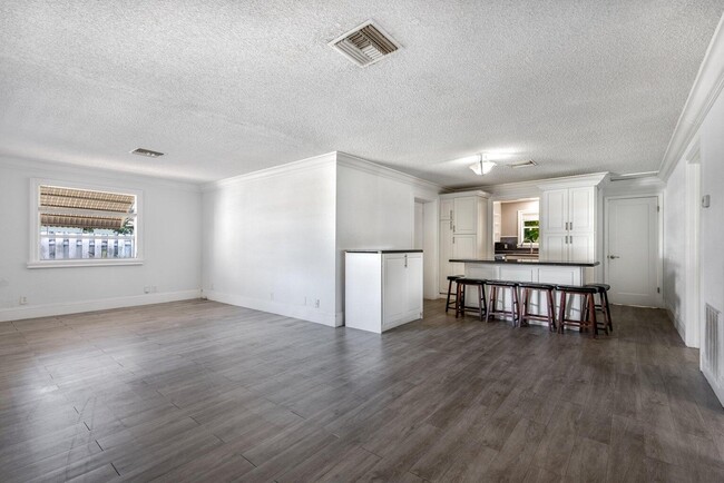 Building Photo - 8642 Sunset Dr