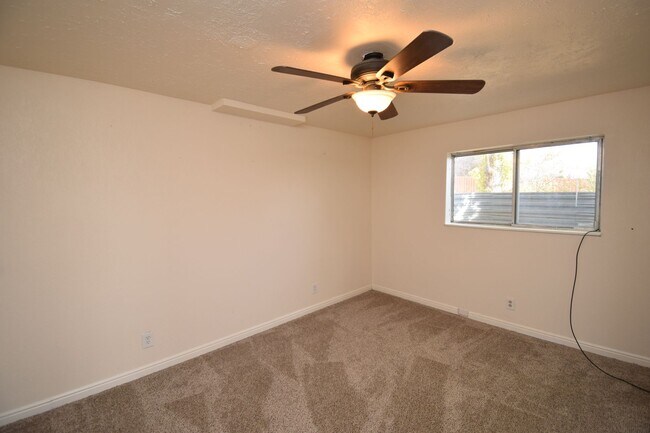 Building Photo - Great 5 Bed 2 Bath Home in Kearns!!!