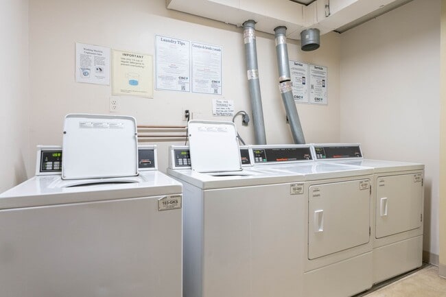 Building Photo - Renovated 1 BR 1 Ba in Hunting Creek Club