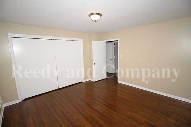 Building Photo - 5127 Kingswood Cir