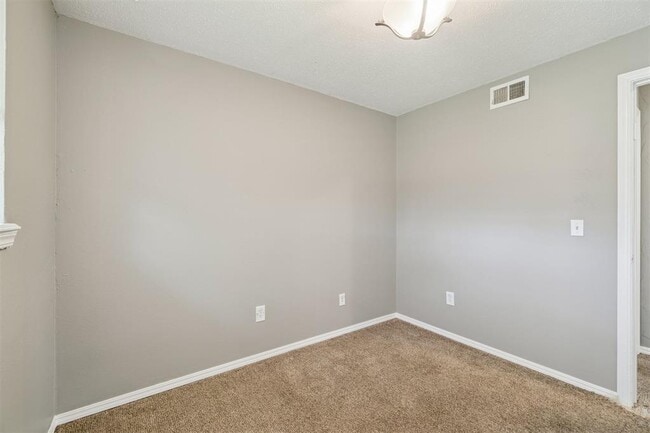 Building Photo - 4009 Vickie Dr