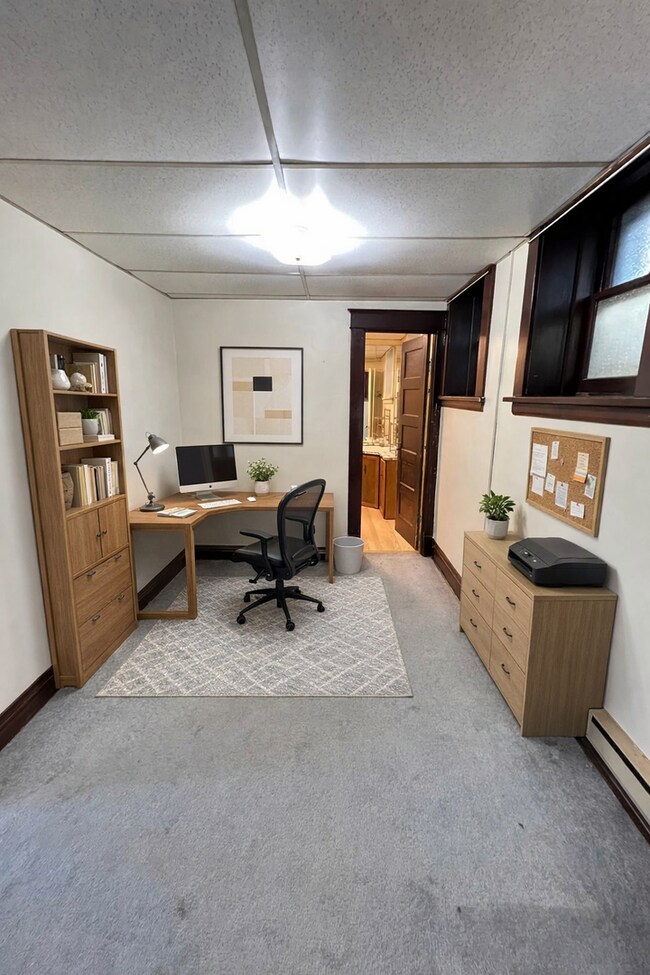 Building Photo - 1st Floor 1+ Bedroom Apartment! AVAILABLE MAY!