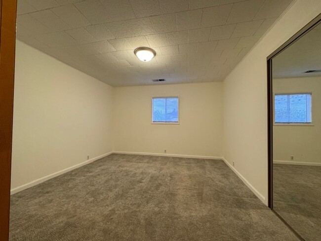 Building Photo - Spacious 3 bedroom, laundry, covered patio