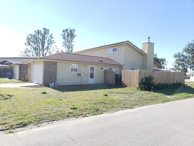 Building Photo - Venetian Villa 2 Bedroom 2 Bath 2 Car Garage w/Waterview!