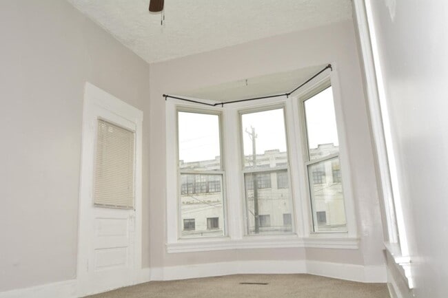 Building Photo - Cute 2 bed 1 Bath Home!  Huge Walk in Closet!!!!