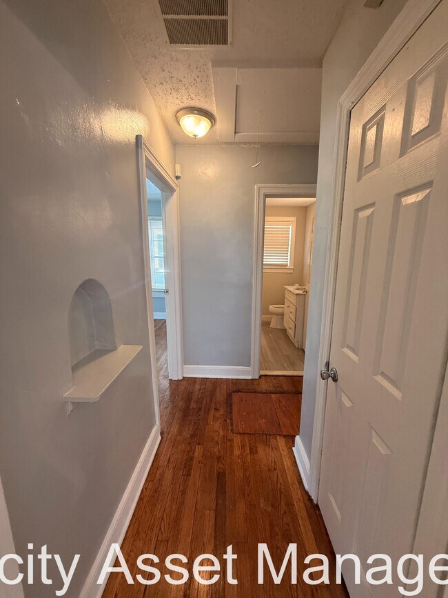 Building Photo - 2308 Larose Ave