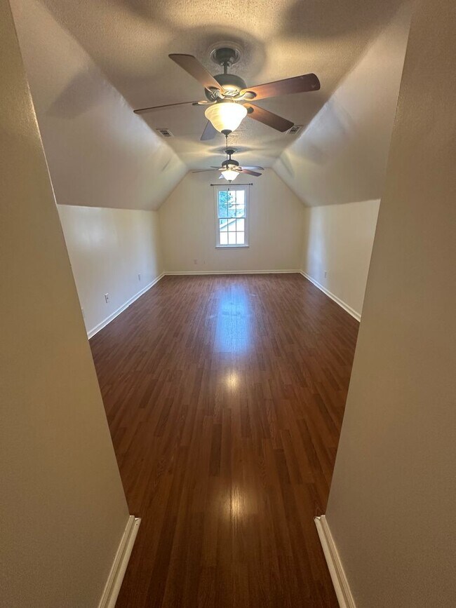 Building Photo - Don't miss this beautiful 3-bedroom, 2.5-bath home with a bonus room in the highly sought-after J...