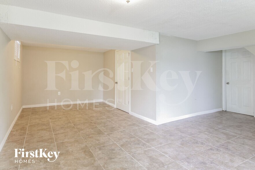 Building Photo - 717 NE Westwind Dr