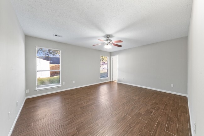 Building Photo - 802 Foxglove Dr