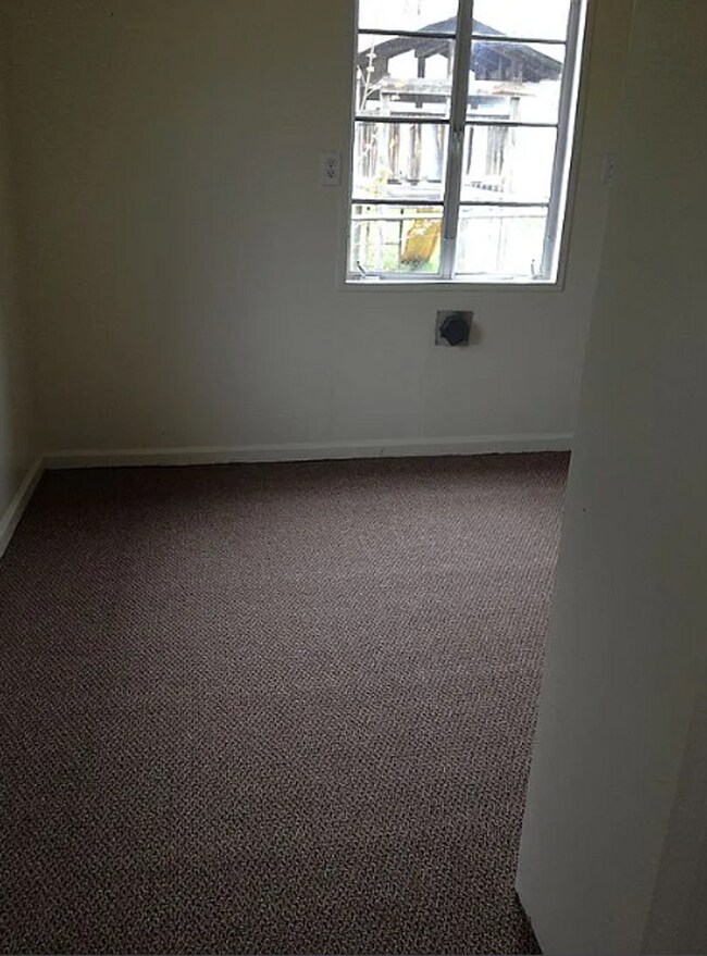 Building Photo - 4 Bed | 2 Bath in Midtown!