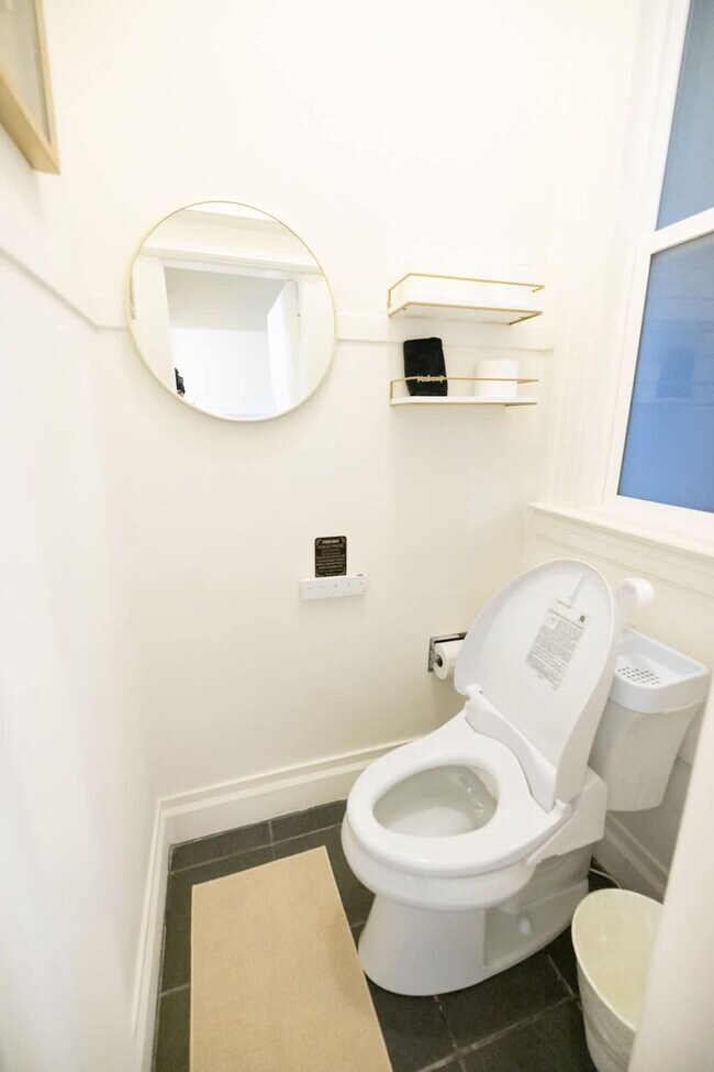 Building Photo - 1107 Broadway-SI ID1309749P