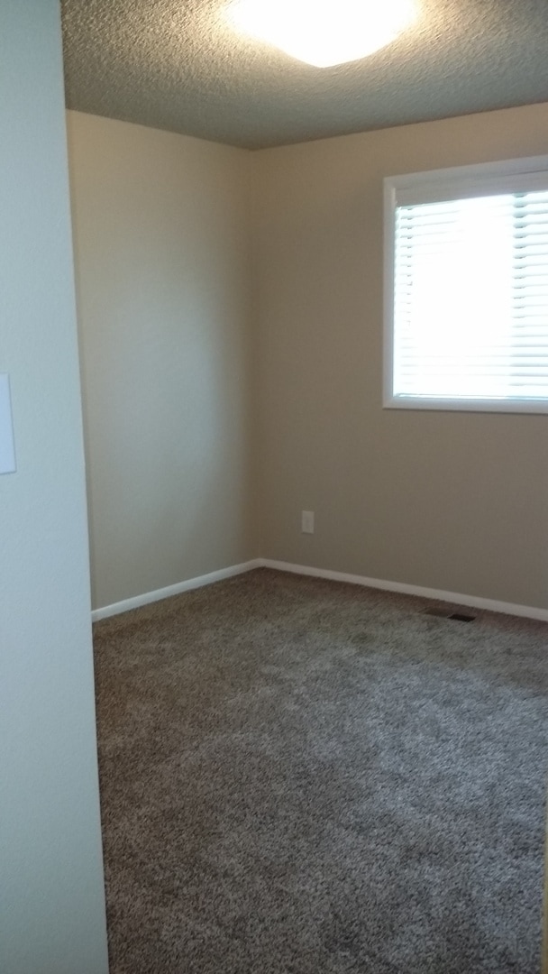 Building Photo - Meridian Manor 3 bedroom/1.5 home with newer carpet and paint!