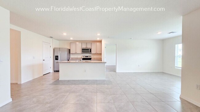 Building Photo - LOVELY 3 BEDROOM HOME WITHIN SILVERSTONE N...
