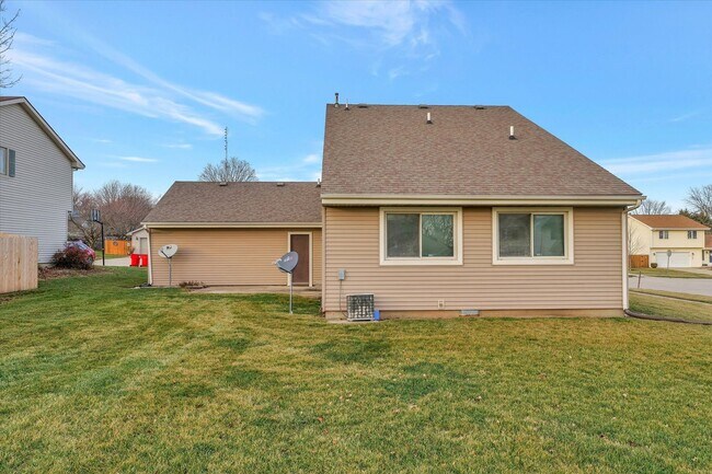 Building Photo - 4 bedroom, 2 bath home - Available August