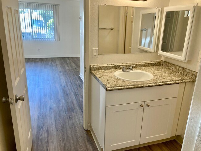 Building Photo - 1 Bed/1 Bath Pacific Beach