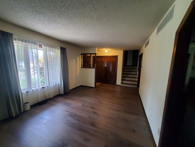 Building Photo - Large Family home in Chelsea Est. just SW ...