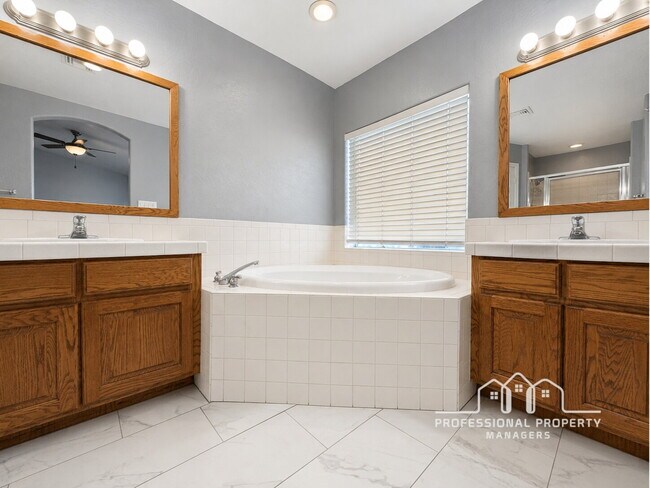 Building Photo - 4-bedroom, 3-bathroom home in Parkway Place