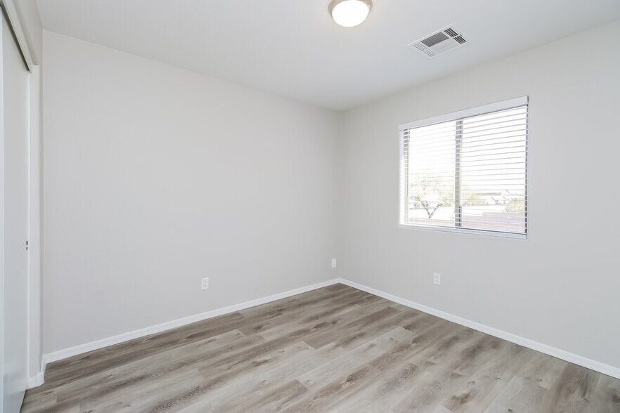 Building Photo - 41386 N Cambria Dr