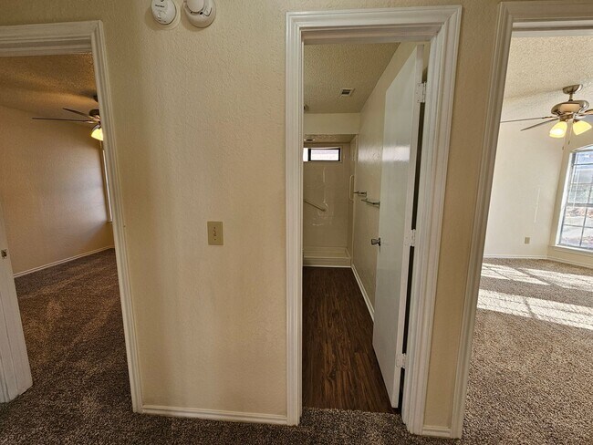 Building Photo - Charming home located in the well-maintain...