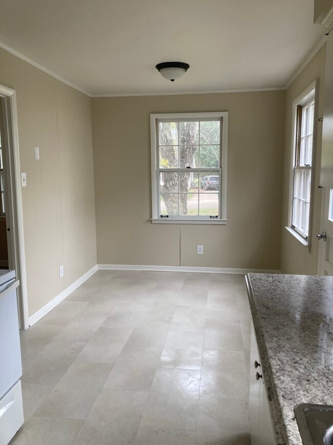 Building Photo - 577 Douglas Ave