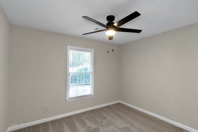 Building Photo - Charming 3BR/2BA Ranch Home with Spacious Backyard & Deck!