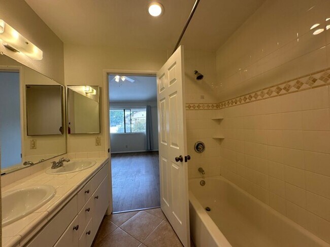 Building Photo - 22865 Del Valle St