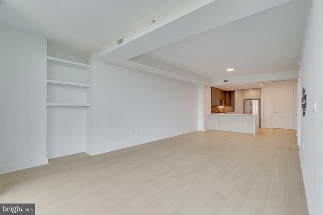 Building Photo - 8220 Crestwood Heights Dr