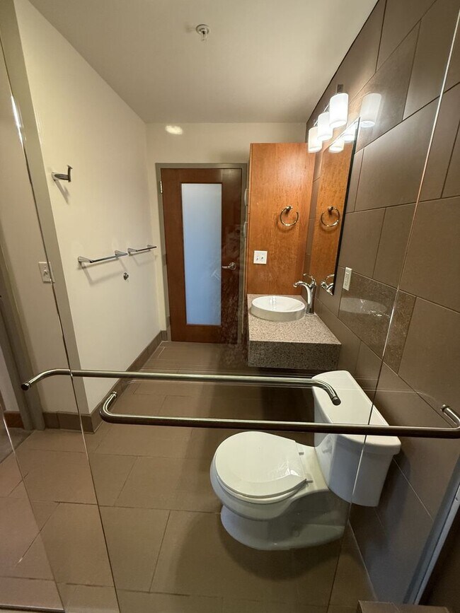 Building Photo - Luxury Apartment