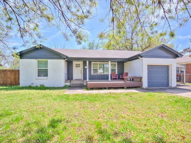 Primary Photo - Beautiful Home Just Minutes from the OU Ca...