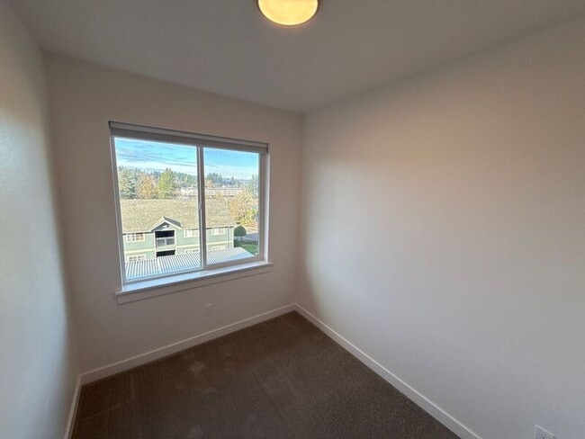 Building Photo - 5913 Blue River Dr SE