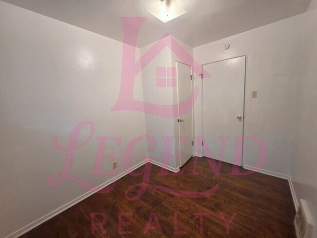 Building Photo - 3 Bedrooms | 1 Bathroom | Hardwood Floors | Bright Living/Dining Area | Galley Kitchen | Unfinish...