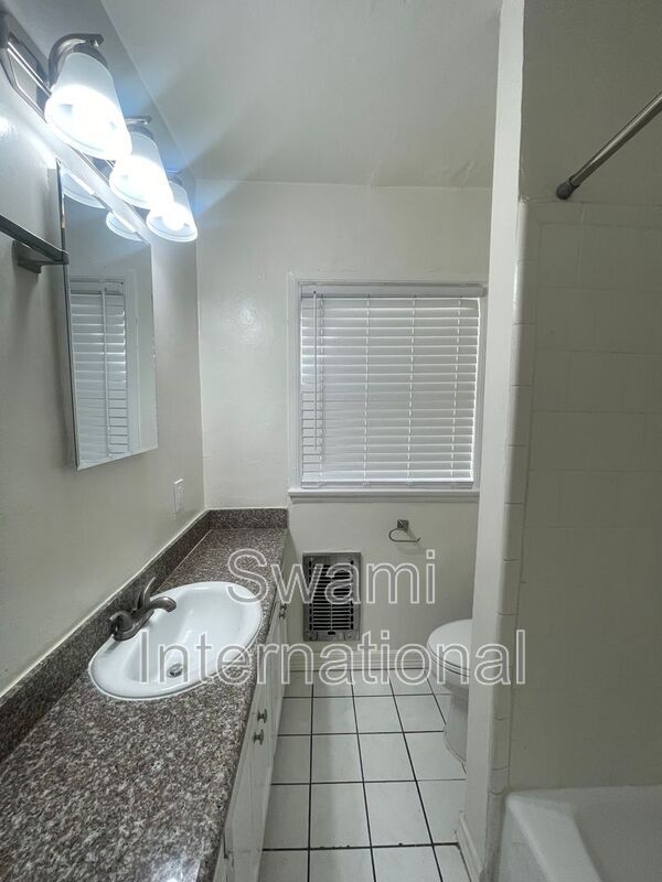 Building Photo - 622 1/2 E 97th