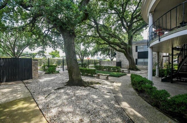 Building Photo - 7900 Westheimer Rd