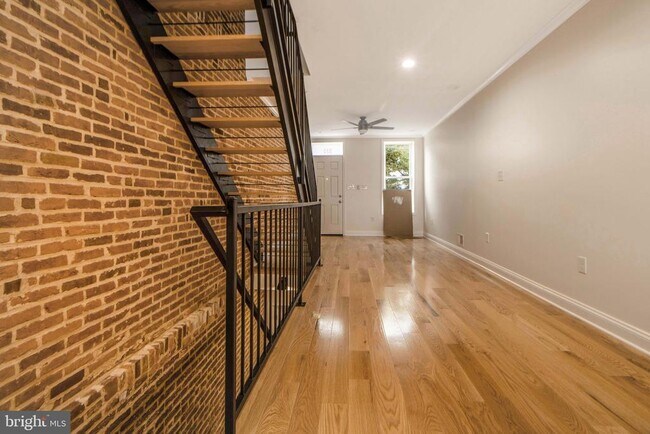 Building Photo - 333 S Conkling St