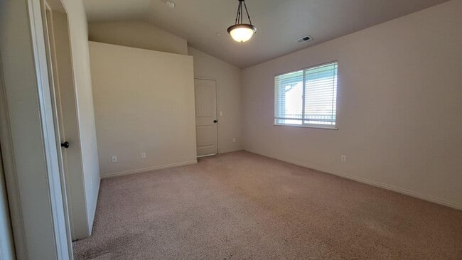Building Photo - Gorgeous Eagle Mountain Condo!