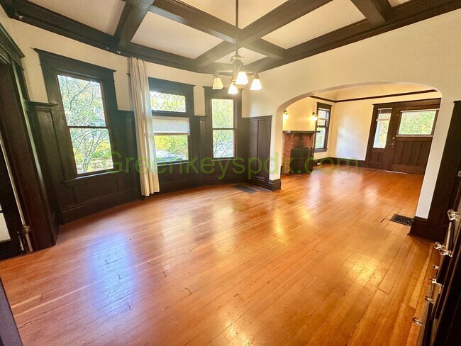 Building Photo - 4727 NE 10th Ave