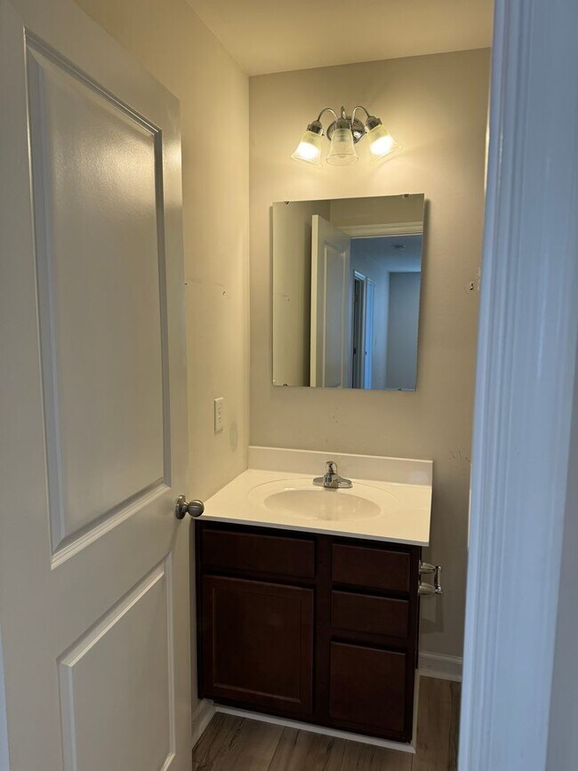 Building Photo - Price & Location!