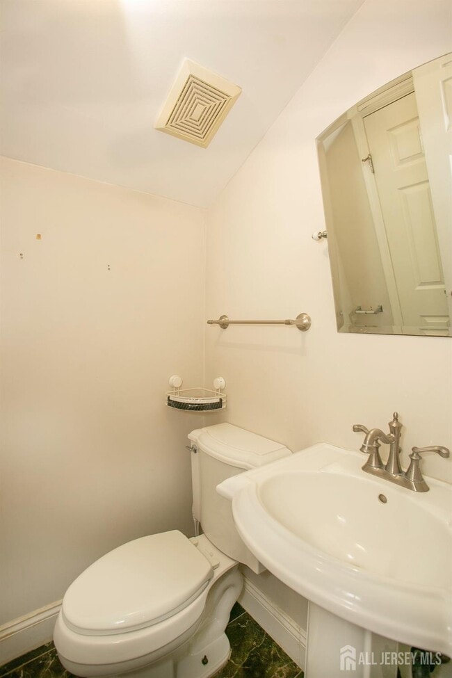 Building Photo - 410 Johnstone St