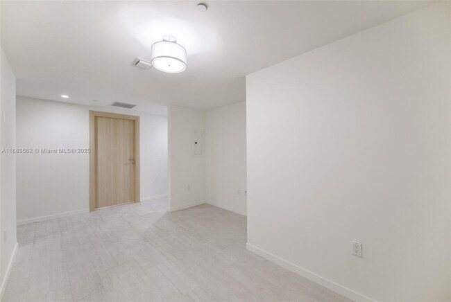 Building Photo - 1000 Brickell Plaza