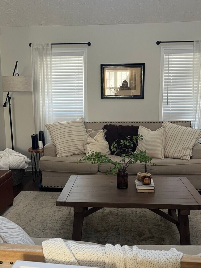 Building Photo - Single Family Home Close to AHS!