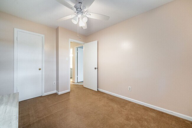 Building Photo - 3 Bedroom 2.5 Bathroom Condo!