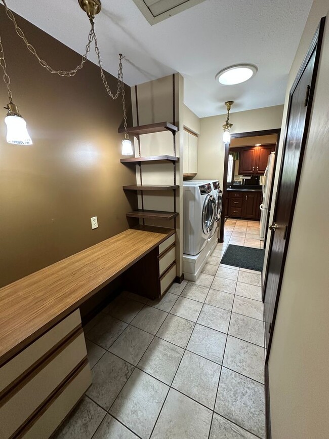 Building Photo - 2 Bedroom Condo - Goshen