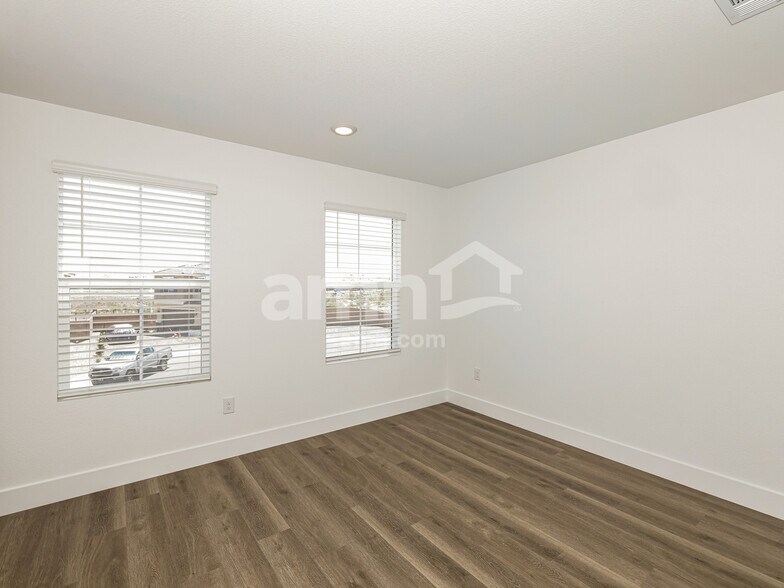 Building Photo - 8738 N Begonia Ct