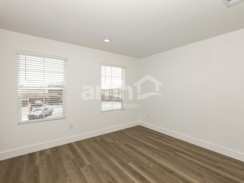 Building Photo - 8750 N Begonia Ct